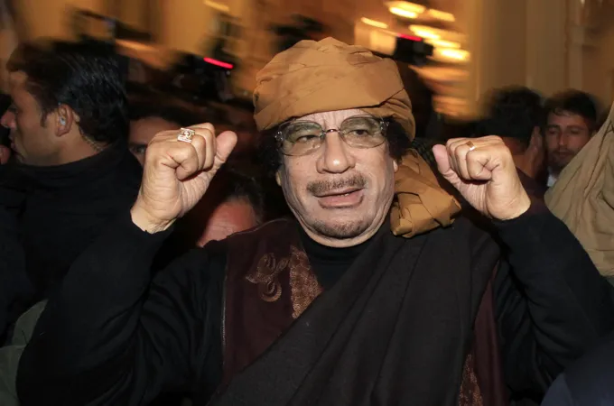 Gaddafi arrives at TV interview
