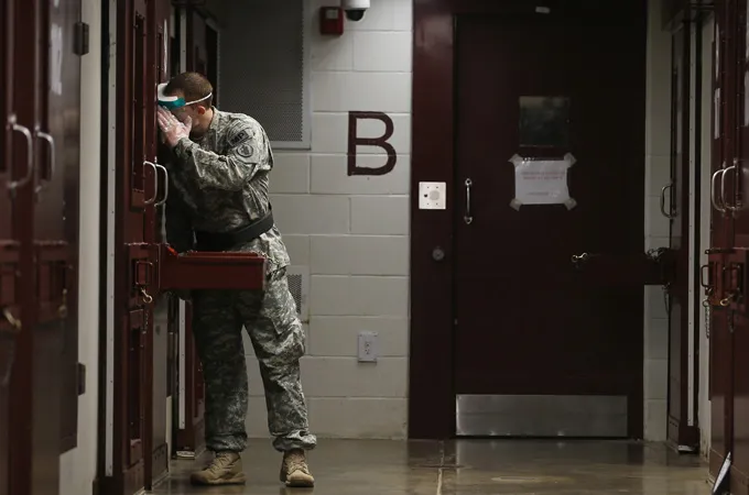 U.S. appeals court reinstates new Guantanamo detainee searches
