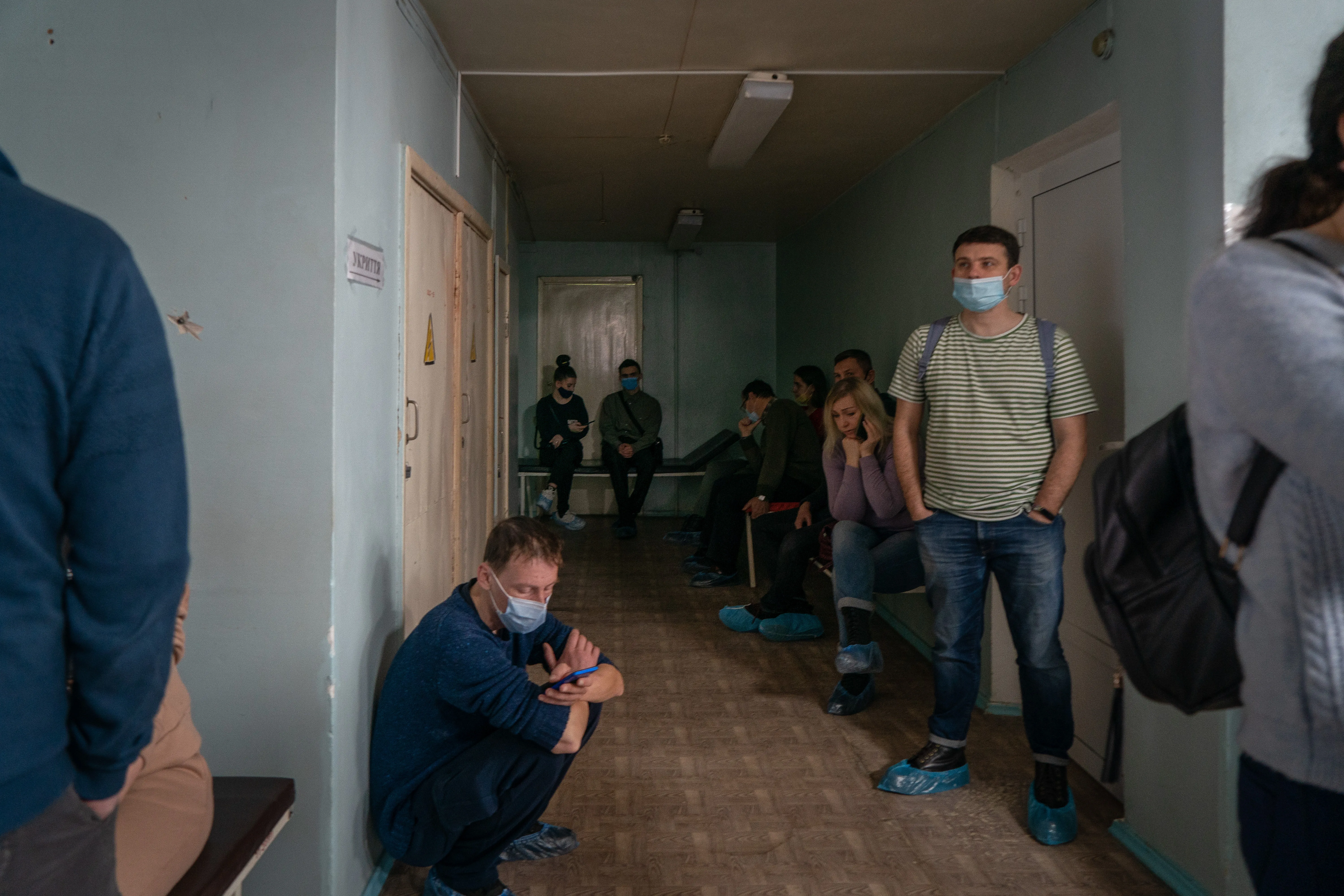 Ukranians donating blood in Mariupol